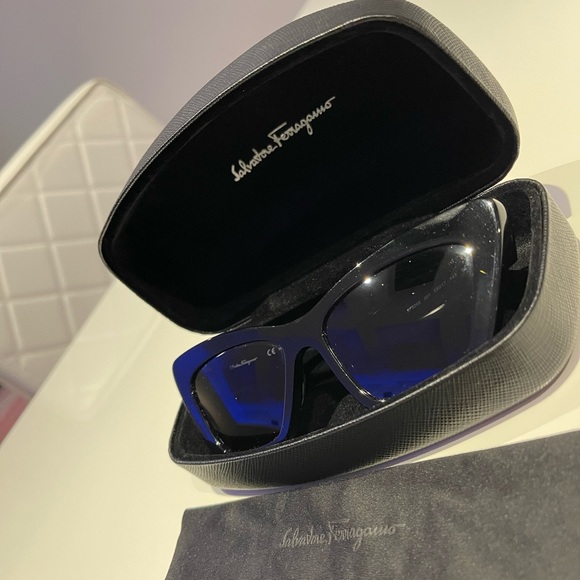 Salvatore Ferragamo, authentic black cat-eye sunglasses - Picture 3 of 7